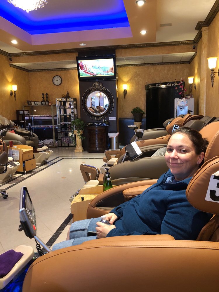Grammy Nails & Spa Logo