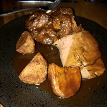Chequers Inn - Sirloin with roast potatoes and Yorkshire puddings - Pubs Near Me - Leeds, XWY