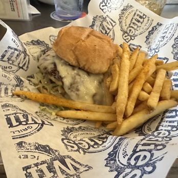 Willie's Grill & Icehouse - Cheeseburger with small bun - American Near Me - Kyle, Texas Willie's Grill & Icehouse - Cheeseburger with small bun - American Near Me - Kyle, Texas