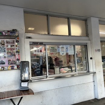 Leonard's Bakery - outside waiting area and pickup - Bakeries Near Me - Honolulu, Hawaii Leonard's Bakery - outside waiting area and pickup - Bakeries Near Me - Honolulu, Hawaii