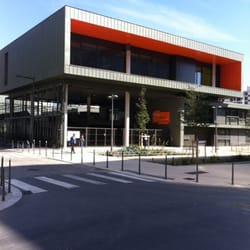 Groupe Scolaire Germaine Tillion - La salle de sport suspendue.