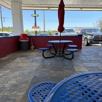 Dairy Queen - Several tables and seats in the covered patio in front - Fast Food Near Me - Fairfield, Texas