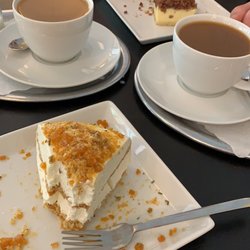 Konditorei Issel Cafe - Ziegenkäse Kuchen (in front)
