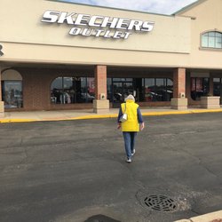 SKECHERS Warehouse Outlet - Welcome