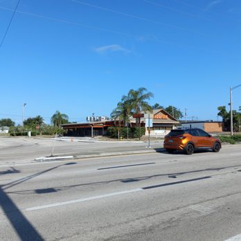 Hooters - Sports Bars Near Me - Cape Coral, Florida