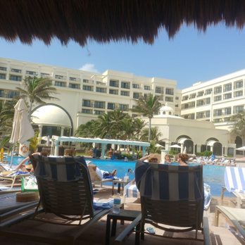 Marriott Cancun Resort - View of the hotel from the shaded canopy by the pool. - Hotels Near Me - Cancún, ROO