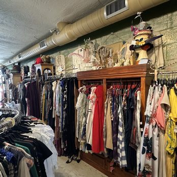 Green Goddess Boutique - Vintage clothes, dresses, hats, necklaces, shirts, high heels, earrings, decorations , wall decorations - Used, Vintage & Consignment Near Me - Camarillo, California Green Goddess Boutique - Vintage clothes, dresses, hats, necklaces, shirts, high heels, earrings, decorations , wall decorations - Used, Vintage & Consignment Near Me - Camarillo, California
