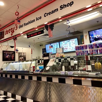 Terry's Old Fashion Ice Cream Shop - the counter - Ice Cream & Frozen Yogurt Near Me - Marblehead, Massachusetts