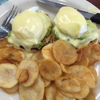 Eggs N Things - Egg Benedict with home fries... Aka potato chips with 0 seasoning - Breakfast & Brunch Near Me - Simi Valley, California