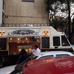 Knot & Loop - Food truck estacionado a las afueras de American Apparel