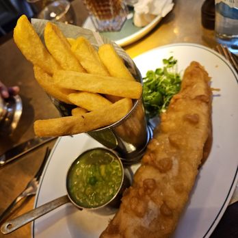 The Ivy Café - Fish and Chips - Cafes Near Me - London, XGL The Ivy Café - Fish and Chips - Cafes Near Me - London, XGL