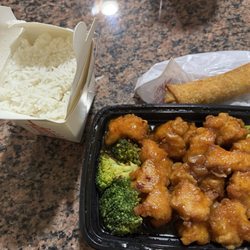 Kim Bo Chinese Restaurant - General Tso's with white rice and an egg roll.