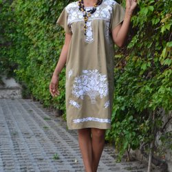 Iquiti Textiles Mexicanos - Vestido San Gabriel Chilac, popelina beige fina bordada con hilo 100% algodón. Iquiti Textiles mexicanos.