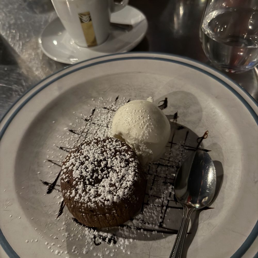 OCabanon - Moelleux au chocolat - French Near Me - New York, New York OCabanon - Moelleux au chocolat - French Near Me - New York, New York