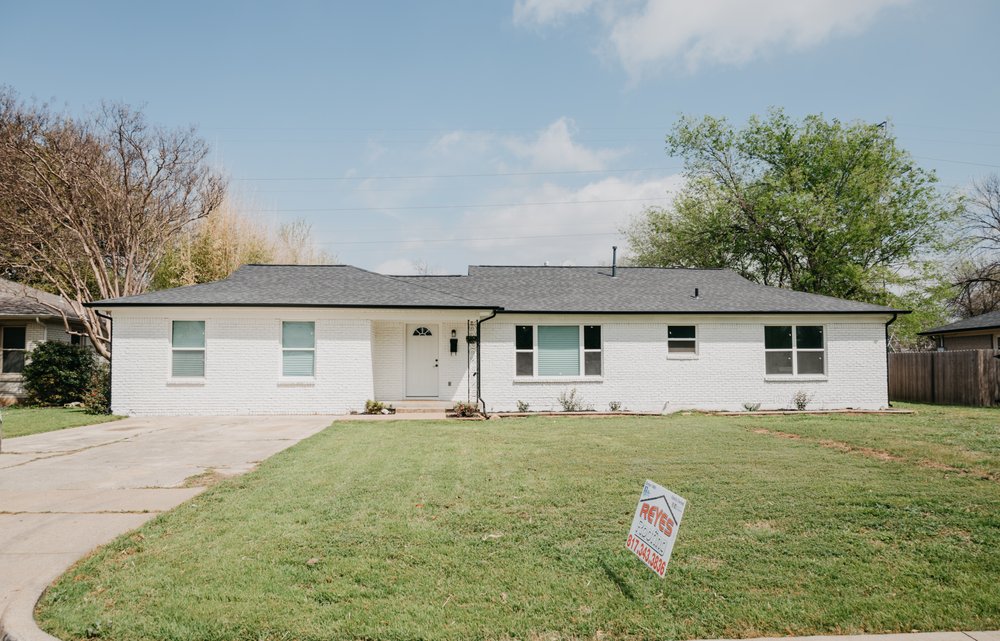 Slide of Reyes Roofing