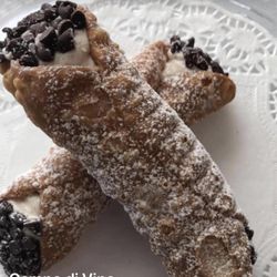 Campo di Vino - Cannoli filled to order!