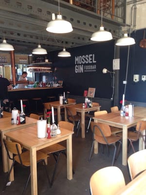 Mossel & Gin by null