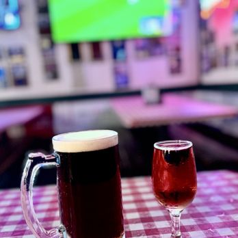 New York Pizzeria - Large Amber & White Zinfandel - Pizza Near Me - Chino, California New York Pizzeria - Large Amber & White Zinfandel - Pizza Near Me - Chino, California