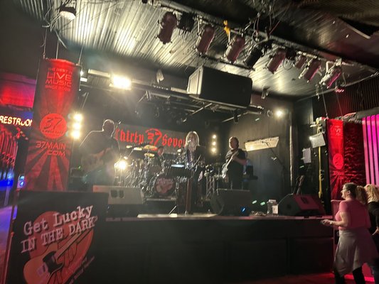 37 Main Restaurant + Bar by null