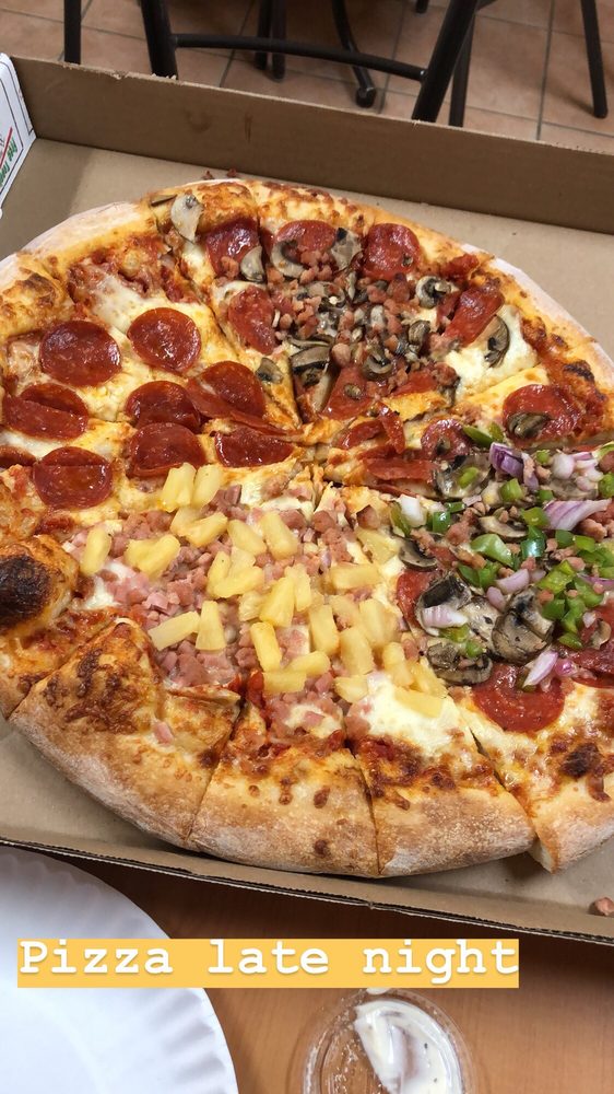 Free Topping Pizza Logo