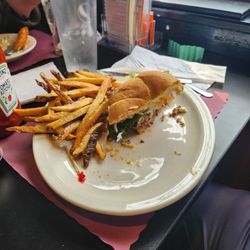 Muddy Waters Pub and Restaurant - Burger & fries