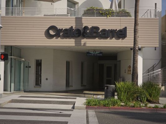 Crate & Barrel by null