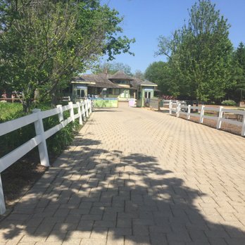 Cosley Zoo - Walkway into zoo - Zoos Near Me - Wheaton, Illinois