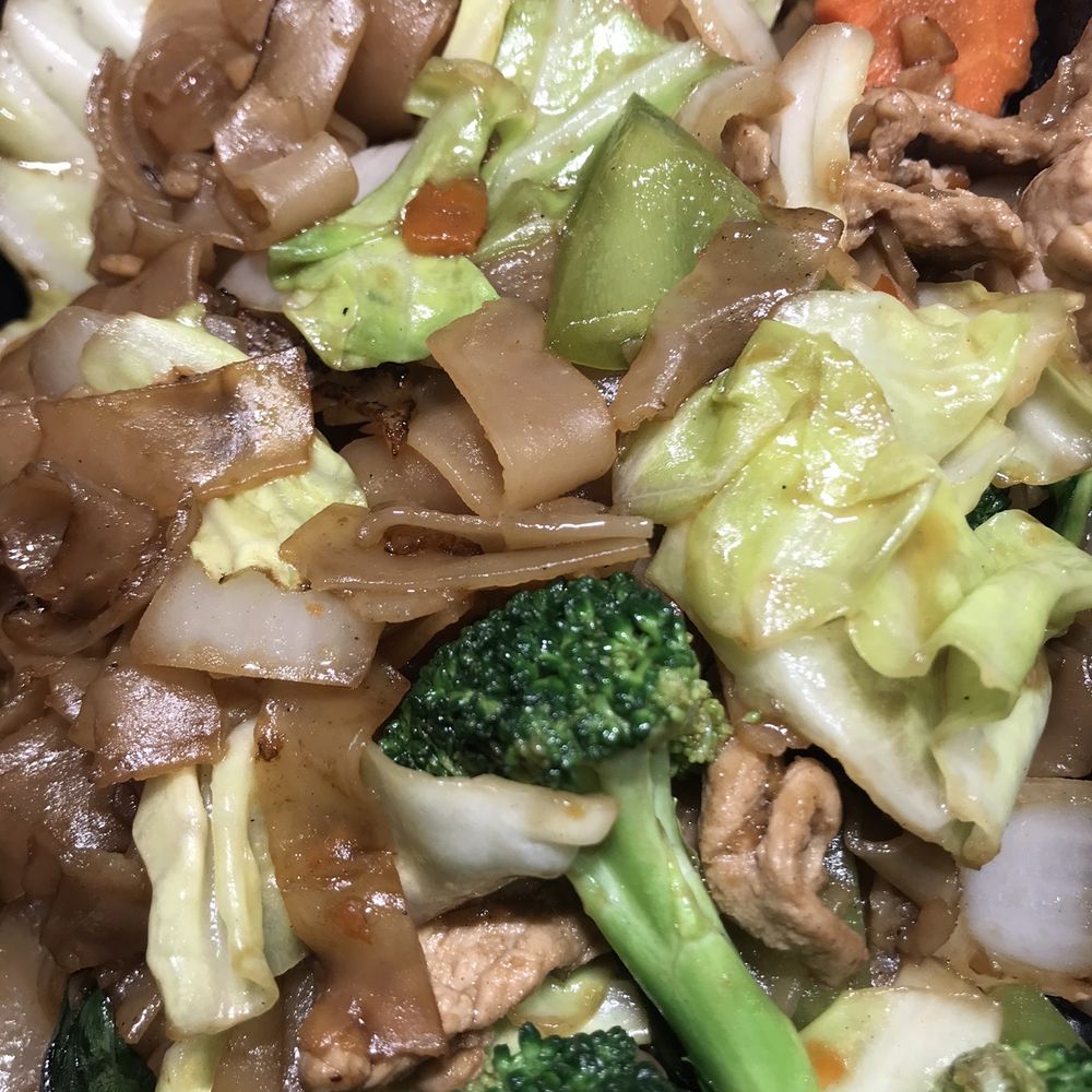 Thai Mama SJ - Drunken noodles with pork - Thai Near Me - San Jose, California Thai Mama SJ - Drunken noodles with pork - Thai Near Me - San Jose, California