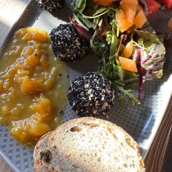 STRÆND - Schafskäsebällchen mit Mango Chutney & Salat
