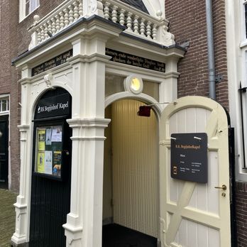 Het Begijnhofkapel - Entrance to the chapel - Churches Near Me - Amsterdam, New Hampshire