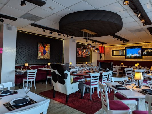 Lola Restaurant & Grill by null