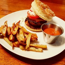Jaree' Gourmet - Juicy medditeranean style lamb burger
Topped with feta, tomatoes, and red onion
Paired with house ketchup and house garlic fries