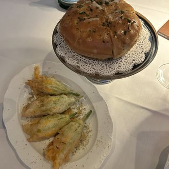 Tre Dita - Schiacciata Bianca & Fiori di Zucca - Italian Near Me - Chicago, Illinois Tre Dita - Schiacciata Bianca & Fiori di Zucca - Italian Near Me - Chicago, Illinois