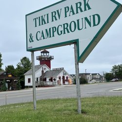 Tiki RV Park & Campground - Having a fudge shop less than 100 yards from the entrance is not a bad thing!
