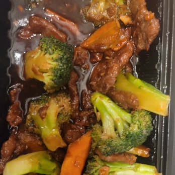 Moon Wok - Beef & Broccoli swimming in oil - Chinese Near Me - Santa Clarita, California