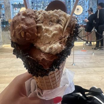 Venchi - Large gelato with tiramisu, hazelnut, chocolate hazelnut - Chocolatiers & Shops Near Me - New York, New York