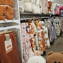 Homegoods Stores - Blankets and pillows