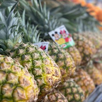 Mercado El Rey - a row of pineapples - Grocery Near Me - San Juan Capistrano, California Mercado El Rey - a row of pineapples - Grocery Near Me - San Juan Capistrano, California