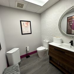 Pristine Spa - Modern and clean bathroom.