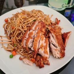 Bun Bo - "Gebratene Nudeln mit knusprigem Hühnerfleisch" von der Hauptkarte