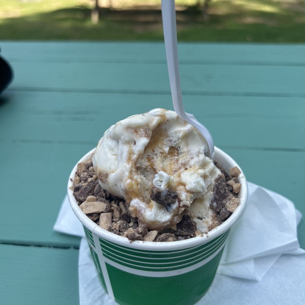 Twin Lanterns Dairy Bar - Cowabunga Crunch with Heath bar - Ice Cream & Frozen Yogurt Near Me - Kensington, New Hampshire Twin Lanterns Dairy Bar - Cowabunga Crunch with Heath bar - Ice Cream & Frozen Yogurt Near Me - Kensington, New Hampshire