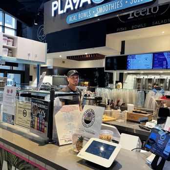 Playa Bowls - Got there before 4 pm and this guy said they were closed, then we saw him serving someone else 5 minutes later. really unprofessional. - Juice Bars & Smoothies Near Me - New York, New York