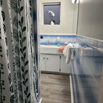 The Green Iguana Hotel - Bathroom - Hotels Near Me - St Thomas, Virgin Islands The Green Iguana Hotel - Bathroom - Hotels Near Me - St Thomas, Virgin Islands