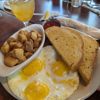 KRO's On The Common - The Hungry Man plate was actually ordered (and devoured!) by our teenage daughter who really enjoyed it. - Breakfast & Brunch Near Me - Templeton, Massachusetts