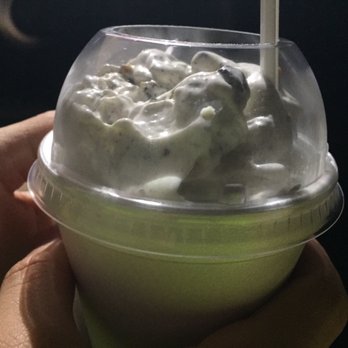 Charlie's Ice Cream - Oreo and peanut butter cup with vanilla soft serve avalanche - Ice Cream & Frozen Yogurt Near Me - Hialeah, Florida