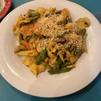 Danh's Garden - T25. Peanut Chicken - Vietnamese Near Me - Shreveport, Louisiana