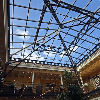 Hervé - Huge skylight - Wine Bars Near Me - Santa Fe, New Mexico