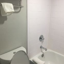 Red Roof Inn - The bathtub/shower with no safety handgrip as you step out
