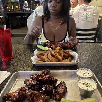 Tie Breakers - Bourbon Siracha wings & Spicy Peach BBQ wings - American Near Me - Indianapolis, Indiana Tie Breakers - Bourbon Siracha wings & Spicy Peach BBQ wings - American Near Me - Indianapolis, Indiana