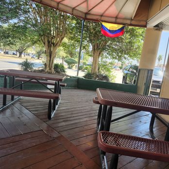 Dodo's Chicken - Outdoor seating - Colombian Near Me - Houston, Texas